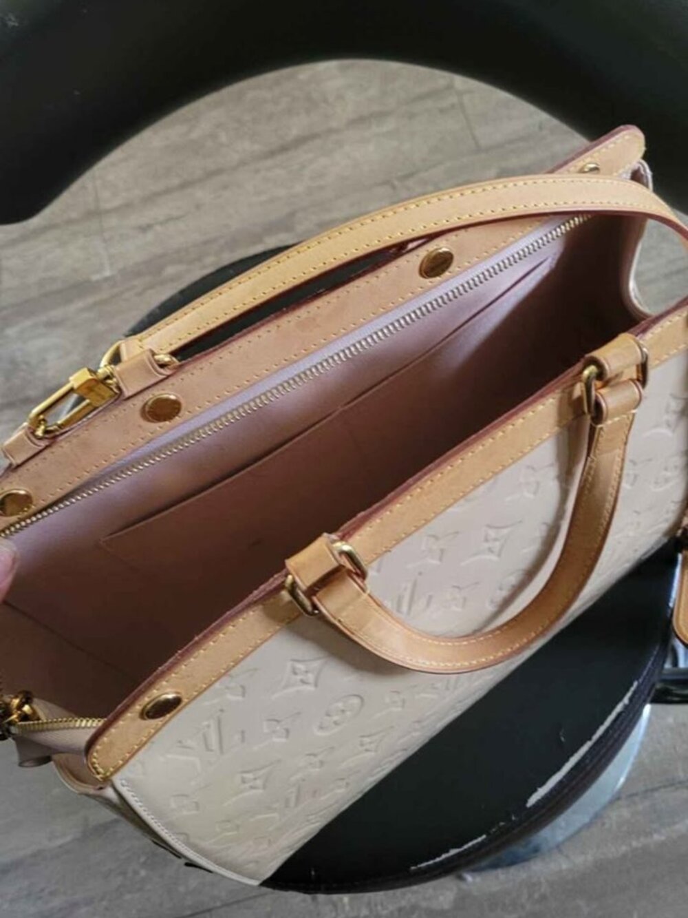 Louis Vuitton Brea Vernis MM Bag (Beige) like new - Picture 4 of 8